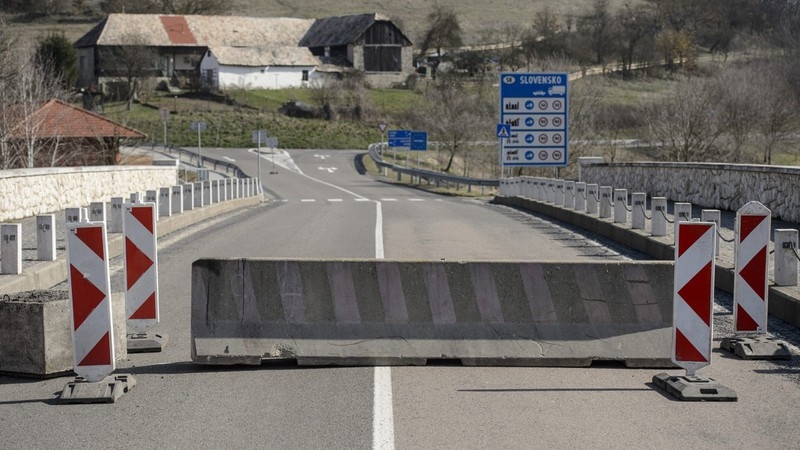 Hungary trở thành quốc gia đầu tiên ở châu Âu đóng cửa trở lại biên giới