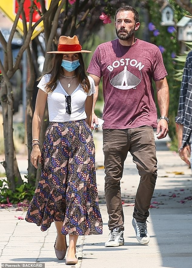 Ben Affleck và bạn gái xinh đẹp thể hiện tình cảm khi đi mua sắm cùng nhau