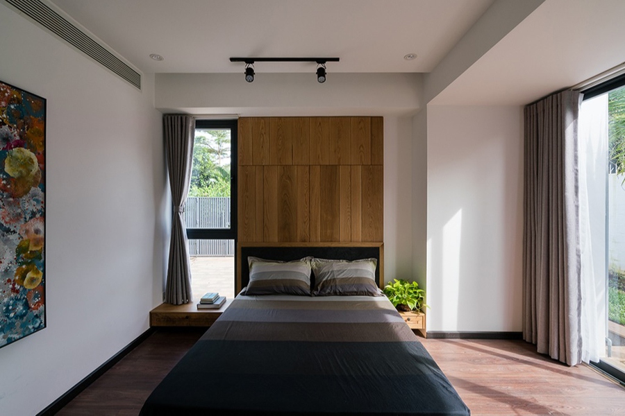 Một phòng ngủ nhỏ. Nội thất được thiết kế đơn giản và hiện đại. Chất liệu và màu sắc được kết hợp khéo léo tạo nên sự trang nhã và gần gũi.