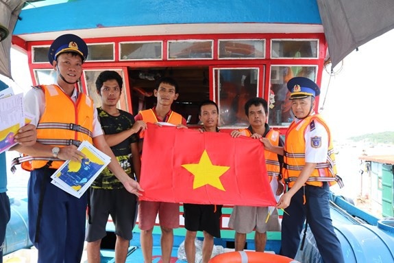 Cảnh sát biển tặng cờ Tổ quốc cho ngư dân.