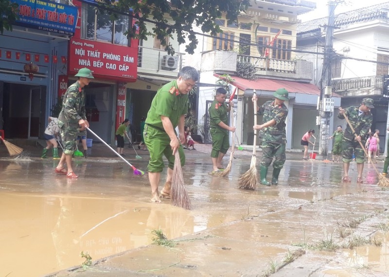 Nước rút, người dân TP Yên Bái dọn dẹp đường phố, nhà cửa