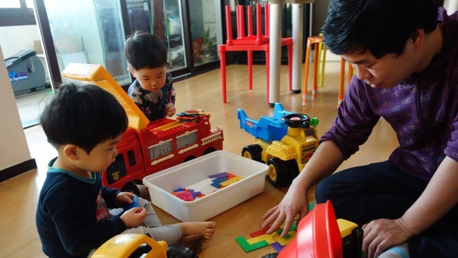 Số lượng nam giới nghỉ phép chăm sóc con cái tại Hàn Quốc tăng đột biến
