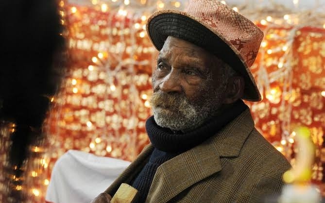 Người đàn ông hút thuốc nhưng vẫn sống lâu nhất thế giới qua đời ở tuổi 116