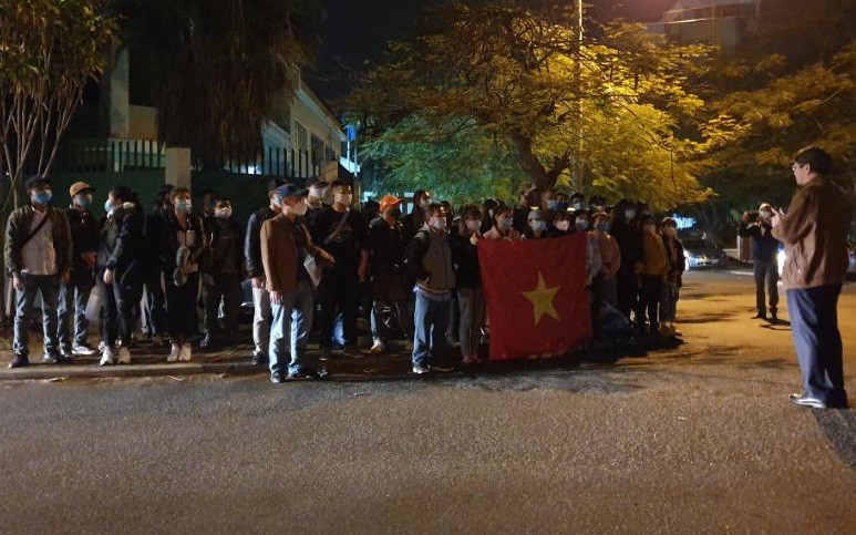 Đại sứ Lê Huy Hoàng phổ biến thông tin căn dặn bà con lúc 04h00 sáng 28/8 trước khi bà con lên xe bus khởi hành đi Nam Phi để bay về nước. Ảnh: ĐSQ Việt Nam tại Mozambique.