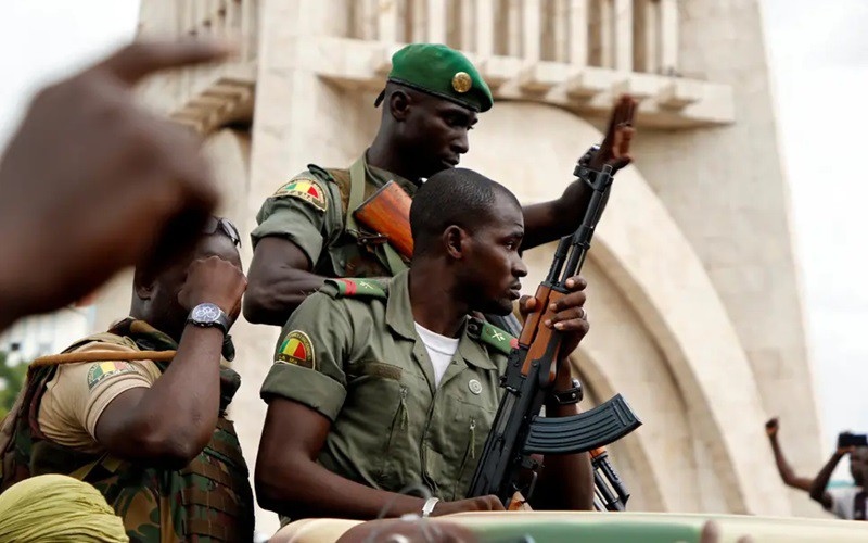 Phái đoàn ECOWAS tới Mali đàm phán với phe đảo chính, gặp Tổng thống từ chức