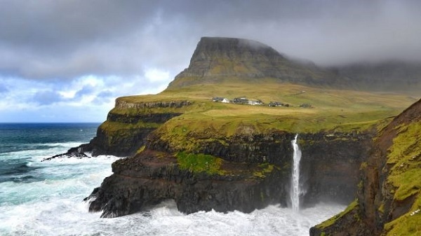 Đan Mạch: Sở hữu một quần đảo huyền bí với 37 từ nói về sương mù. Đó chính là quần đảo Faroe, một khu vực tự trị của Vương quốc Đan Mạch. Nhà báo Janein Bell viết trên Telegraph Travel rằng người Faroe có 37 từ để nói về sương mù, từ mjorkabelti (làn sương mỏng, dài) và toppamjorki (sương mù trên đỉnh núi) đến kavamjorki (sương mù tuyết). Trong đó, Janein Bell thích nhất là loại pollamjorki – màn sương mù thấp trên biển len lỏi vào vịnh và thung lũng khi thời tiết phía trên quang đãng, tạo nên hiệu hứng huyền bí như thể hòn đảo đang nổi trên không.
