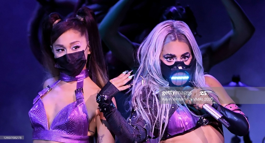 Lady Gaga, Ariana Grande đeo khẩu trang, “đốt cháy” sân khấu VMAs 2020