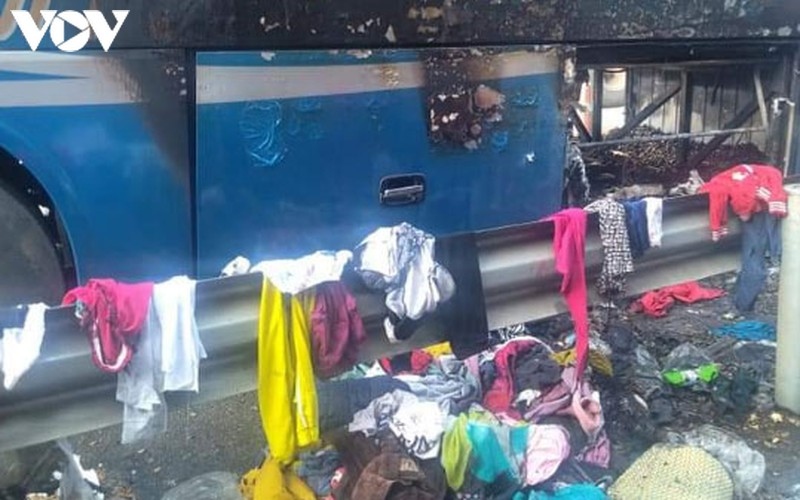 Xe giường nằm bốc cháy dữ dội trên cao tốc Nội Bài – Lào Cai