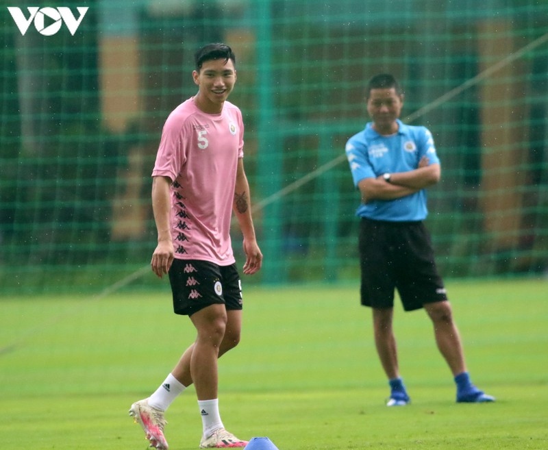 Clip: Văn Hậu chăm chú lắng nghe “đàn anh” hướng dẫn khi tập cùng Hà Nội FC
