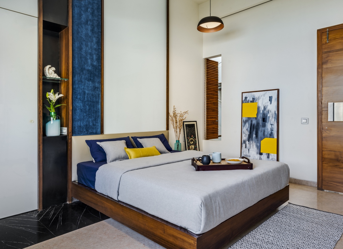 Phòng ngủ là tập hợp các kết cấu tự nhiên của gỗ và bê tông cùng các bảng màu như xanh ô liu, xanh hải quân, đỏ thẫm và cam…. tạo ra không gian trang nhã.