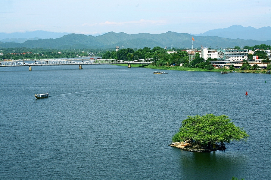 Dòng sông Hương hiền hòa chảy qua, và làm nên thành phố Huế.