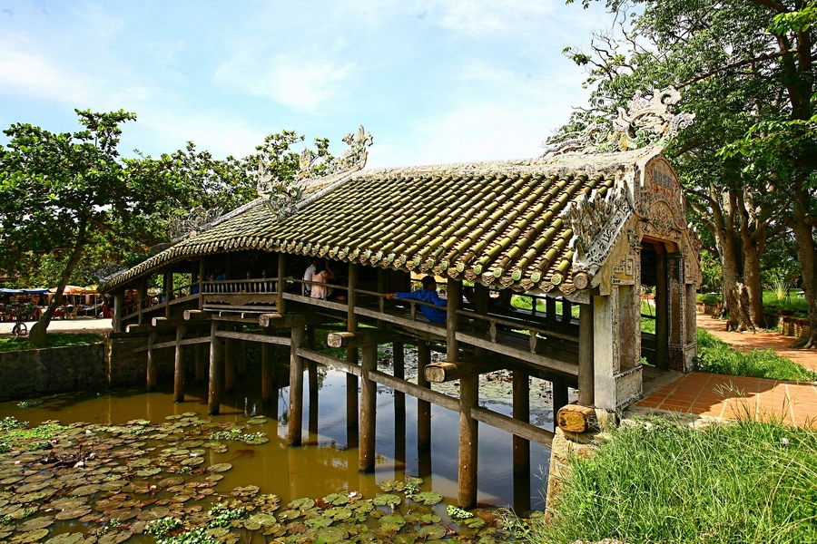 Cầu ngói Thanh Toàn ở xã Thủy Thanh, huyện Hương Thủy, cách TP Huế 8km về phía Đông Nam. Đây là một kiến trúc đặc sắc đã được xếp hạng di tích cấp quốc gia.