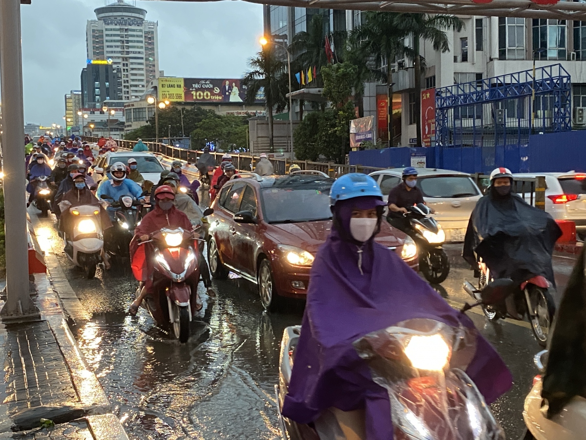 Mưa lớn, phố Hà Nội ngập nước, người dân chật vật về nhà giờ tan sở
