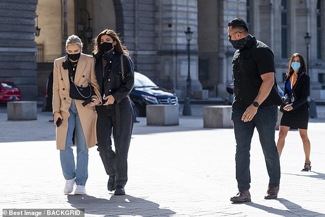 Kylie Jenner sành điệu đi thăm Bảo tàng Louvre ở Paris cùng bạn bè