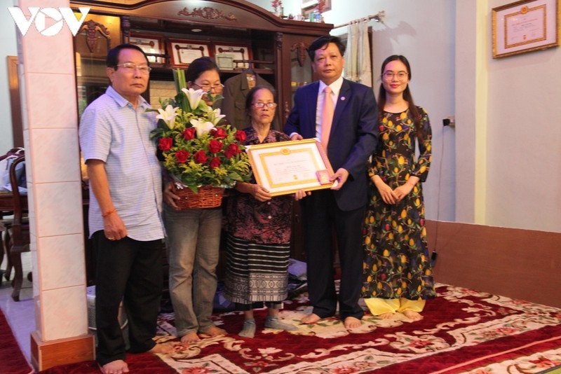 Lần đầu tiên một Việt kiều tại Lào được nhận Huy hiệu 70 năm tuổi Đảng