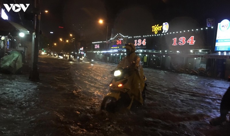 Cơn mưa lớn kéo dài, nhiều nơi ở TPHCM ngập nặng