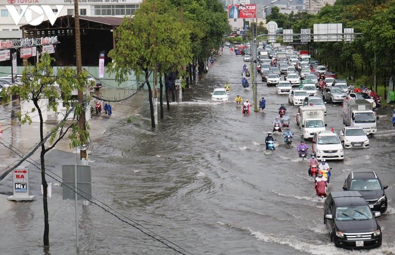 Mưa lớn kéo dài, nhiều tuyến đường ở TP HCM ngập nặng