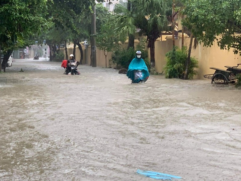 Mưa lớn, thành phố Điện Biên Phủ chìm trong biển nước