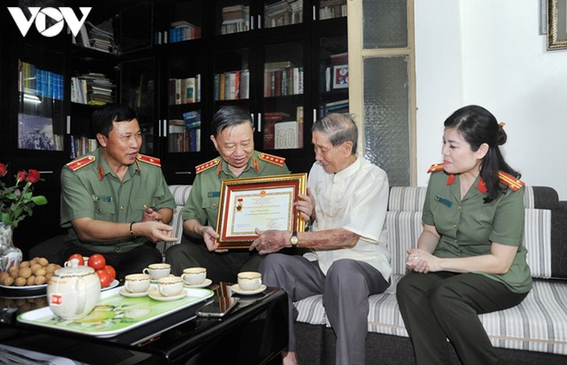 NSND Trọng Bằng và NS Phạm Tuyên nhận Kỷ niệm chương “Bảo vệ an ninh Tổ quốc”