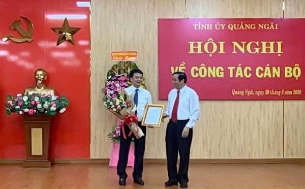 Ông Nguyễn Thanh Bình trao Quyết định của Ban Bí thư điều động, luân chuyển, chỉ định ông Đặng Ngọc Huy giữ chức Phó Bí thư Thường trực Tỉnh ủy Quảng Ngãi nhiệm kỳ 2015- 2020. Ảnh PTQ
