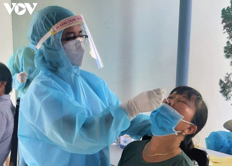 Quảng Nam lấy mẫu xét nghiệm cho 300 cán bộ, nhân viên tuyến đầu chống dịch