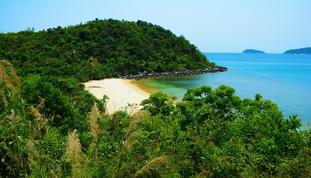 Many of the pristine beaches situated throughout the archipelago are surrounded by jungles.