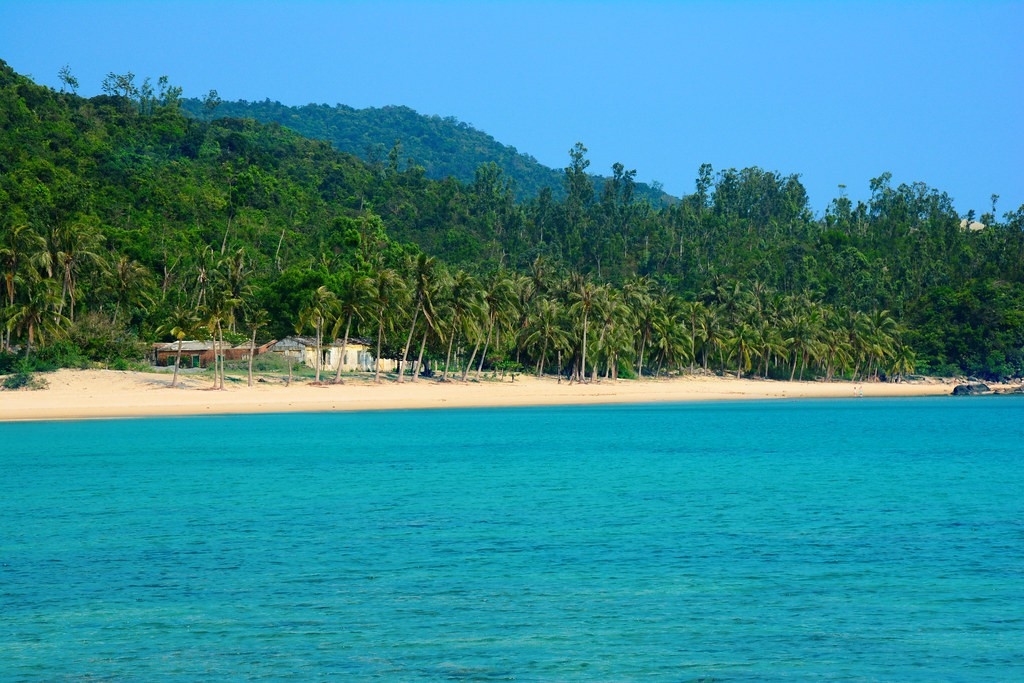 Blue seas combined with white sand beaches and coconut trees serves to create a beautiful picture for guests to enjoy. Taking in the fresh air of Cu Lao Cham archipelago is a good suggestion for those looking for a weekend getaway.