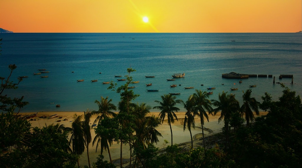 A beautiful image showing the sunset is snapped from the Cham islands.