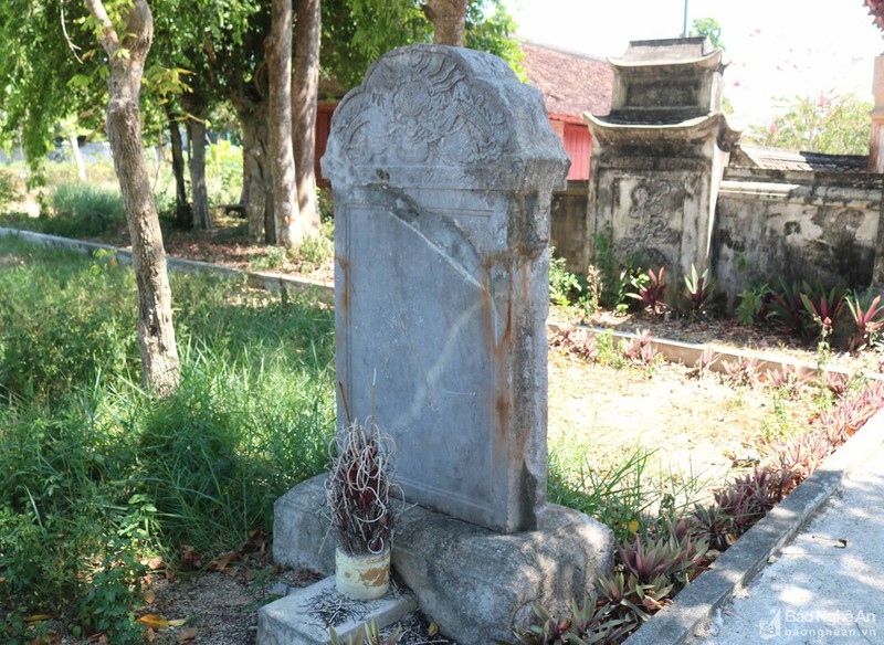 A large antique stele puts learning traditions on display, in addition to detailing the construction of temples and pagodas throughout the village in previous times.