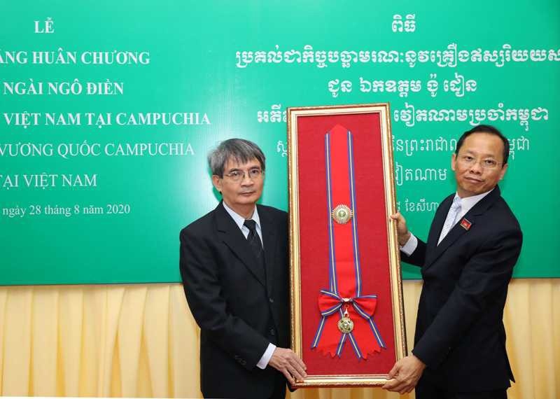 Truy tặng Huân chương Hữu nghị cho cố Đại sứ Việt Nam tại Campuchia