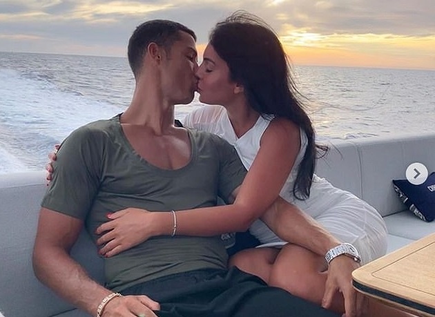 C.Ronaldo và bạn gái xinh đẹp ngọt ngào "khóa môi" trên du thuyền hạng sang
