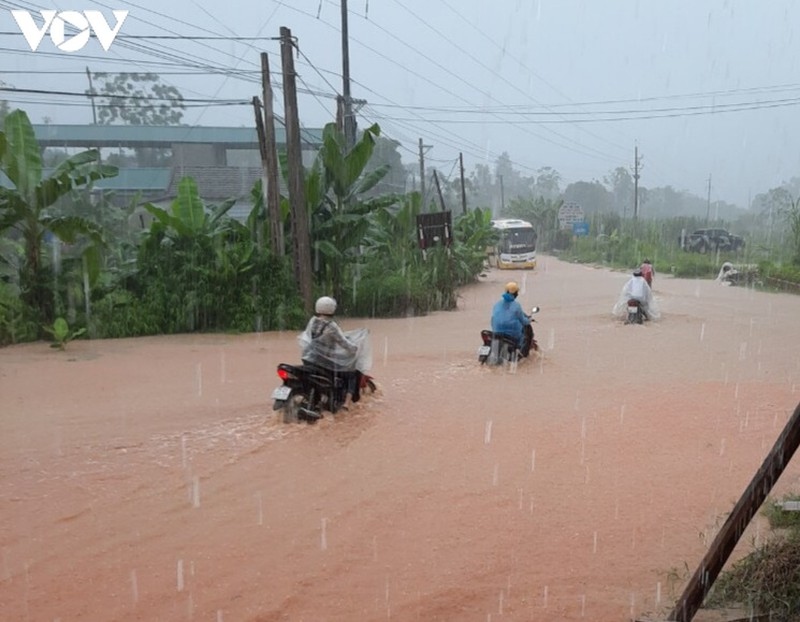Mưa lớn khiến nhiều khu vực ở Yên Bái ngập lụt, giao thông đi lại khó khăn