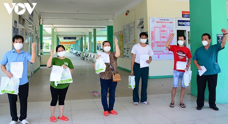 Bệnh viện Phổi Đà Nẵng cho 5 bệnh nhân ra viện