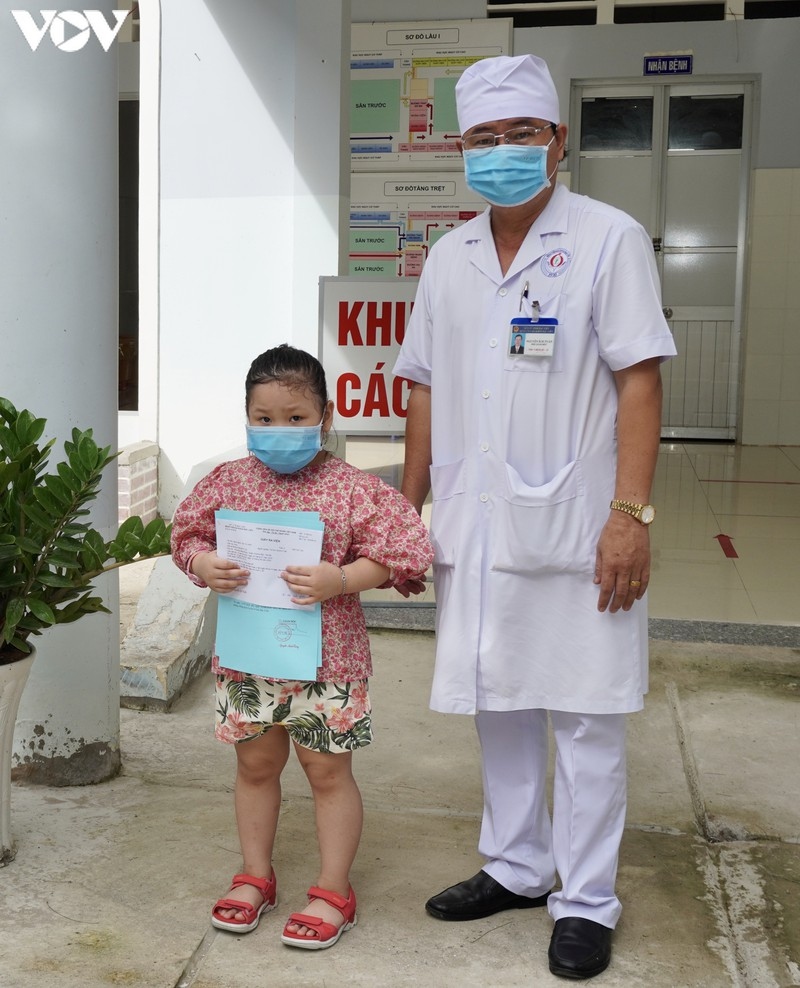 Bé gái 5 tuổi ở Bạc Liêu xuất viện sau khi được điều trị khỏi Covid-19