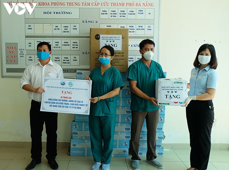 Tặng 2.500 thùng sữa tươi cho công nhân môi trường, nhân viên 115 Đà Nẵng