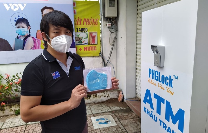 “ATM khẩu trang” miễn phí đầu tiên bắt đầu hoạt động ở TP.HCM