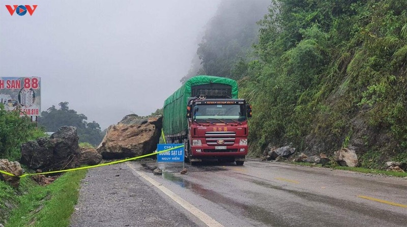Hoàn lưu bão số 2: Nhiều tuyến đường ở Sơn La sạt lở gây ách tắc