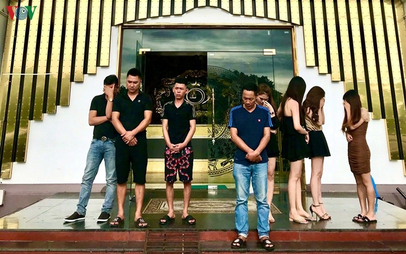Quảng Ninh: Bất chấp lệnh cấm, 3 quán karaoke vẫn hoạt động