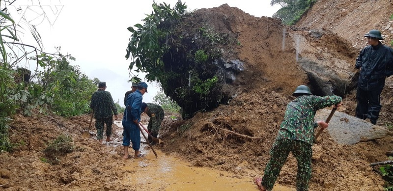 Sau trận mưa, tảng đá lớn lăn xuống chặn đường 30 hộ dân ở Lào Cai