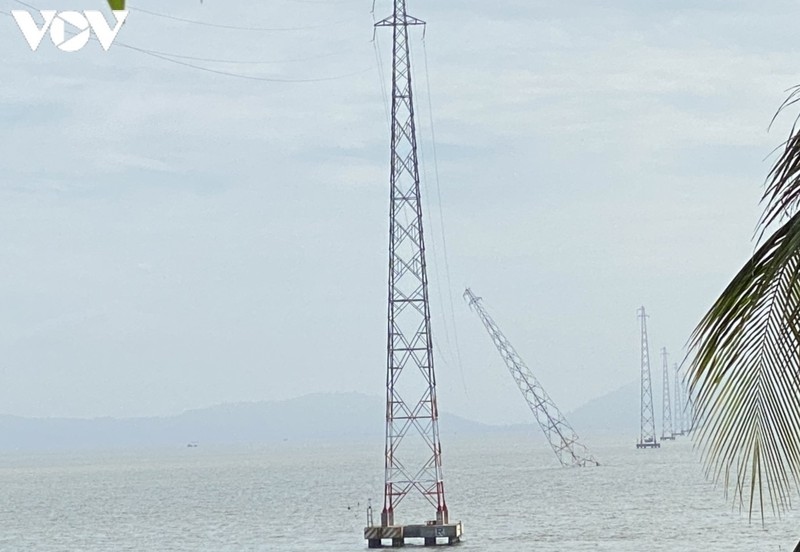 Một trụ điện trên biển tại Kiên Giang bị đâm nghiêng