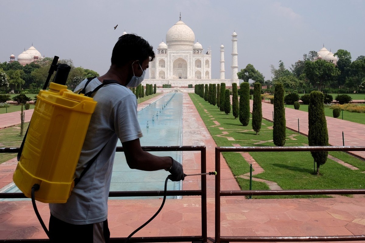 Phun khử trùng tại đền Taj Mahal. Nguồn: REUTERS/Alasdair Pal
