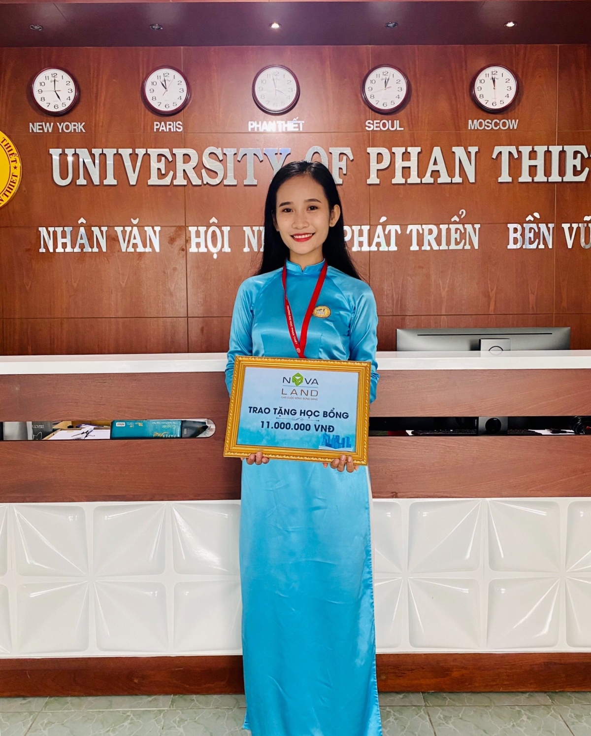 Em Nguyễn Thị Lam Tường nhận học bổng do Tập đoàn Novaland trao tặng.