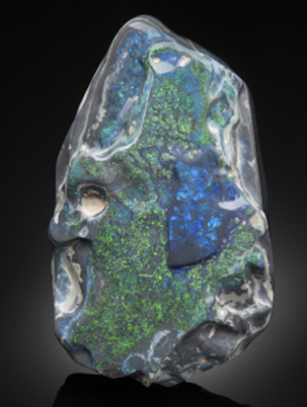 Ngọc mắt mèo đen (Black Opal) có giá 15.000 USD mỗi carat. So với Opal trắng và Opal lửa thì Black Opal chính là loại đắt tiền nhất. Lý do là ngọc mắt mèo đen hội tụ đầy đủ các màu sắc và có khả năng tán xạ ánh sáng tạo ra những vạch màu quang phổ lấp lánh./.