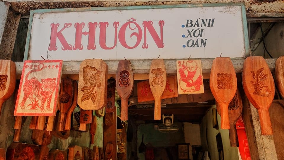 Hàng trăm khuôn bánh làm thủ công từ gỗ trong cửa hàng.