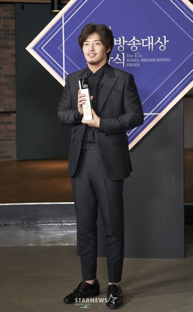 Kang Ha Neul xuất hiện tại lễ trao giải tối 10/9.