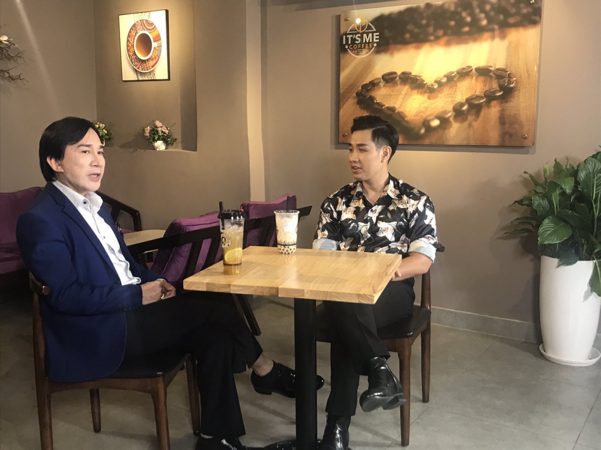 NSƯT Kim Tử Long hướng dẫn MC Nguyên Khang làm món cafe đặc biệt