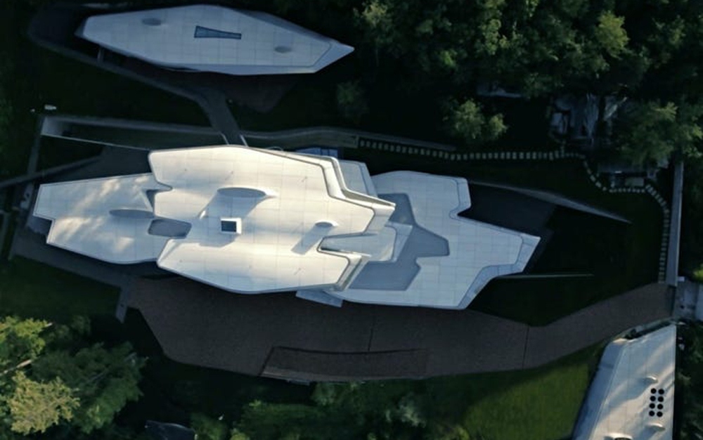 Nhìn từ trên cao, Spaceship House có hình dáng độc nhất vô nhị - điểm đặc trưng trong thiết kế của kiến trúc sư Zaha Hadid./.