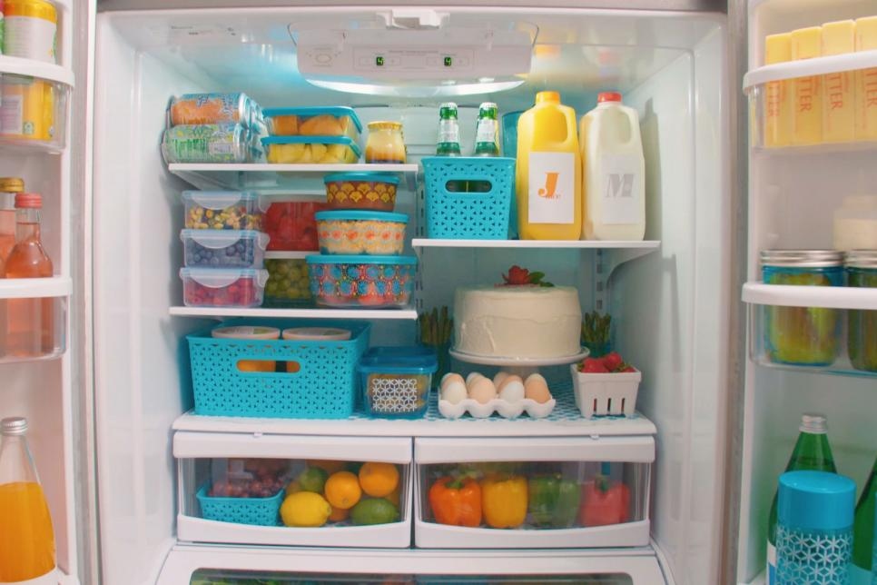 Dọn tủ lạnh: Đây là một công việc bạn không thể bỏ qua. Hãy xem lại tất cả các sản phẩm trong tủ lạnh. Những sản phẩm như rau và thịt rất nhanh chóng bị ôi thiu, vì vậy bạn nên điều chỉnh nhiệt độ tủ lạnh ngay lập tức khi phát hiện những dấu hiệu bât thường của thực phẩm. Hãy lau dọn thật sạch sẽ tủ lạnh của bạn (có thể dùng muối nở), sau đó phân loại đồ ăn sao cho những sản phẩm được sử dụng nhiều được cho lên đằng trước, những đồ còn lại ở phía sau.
