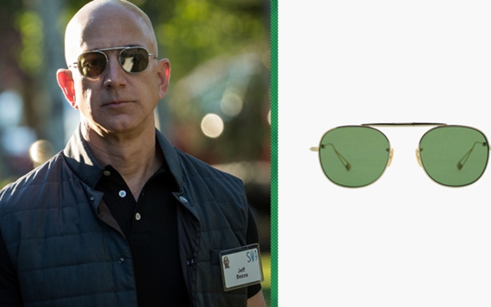 Trong các bức ảnh chụp CEO Amazon Jeff Bezos đeo kính mát, ông trông giống một phi công hơn tỷ phú công nghệ. Đó cũng chính là tên gọi style kính mà người giàu nhất thế giới ưa chuộng. Kính aviator (còn gọi là kính phi công, kính chuồn chuồn...) được đánh giá là không bao giờ lỗi mốt; chiếc mà chủ nhân Amazon đeo trong bức ảnh nổi tiếng mang nhãn hiệu Garrett Leight Van Buren, loại có thể gập đôi và trị giá 365 USD (tương đương 8,5 triệu đồng). (Ảnh: CNBC)