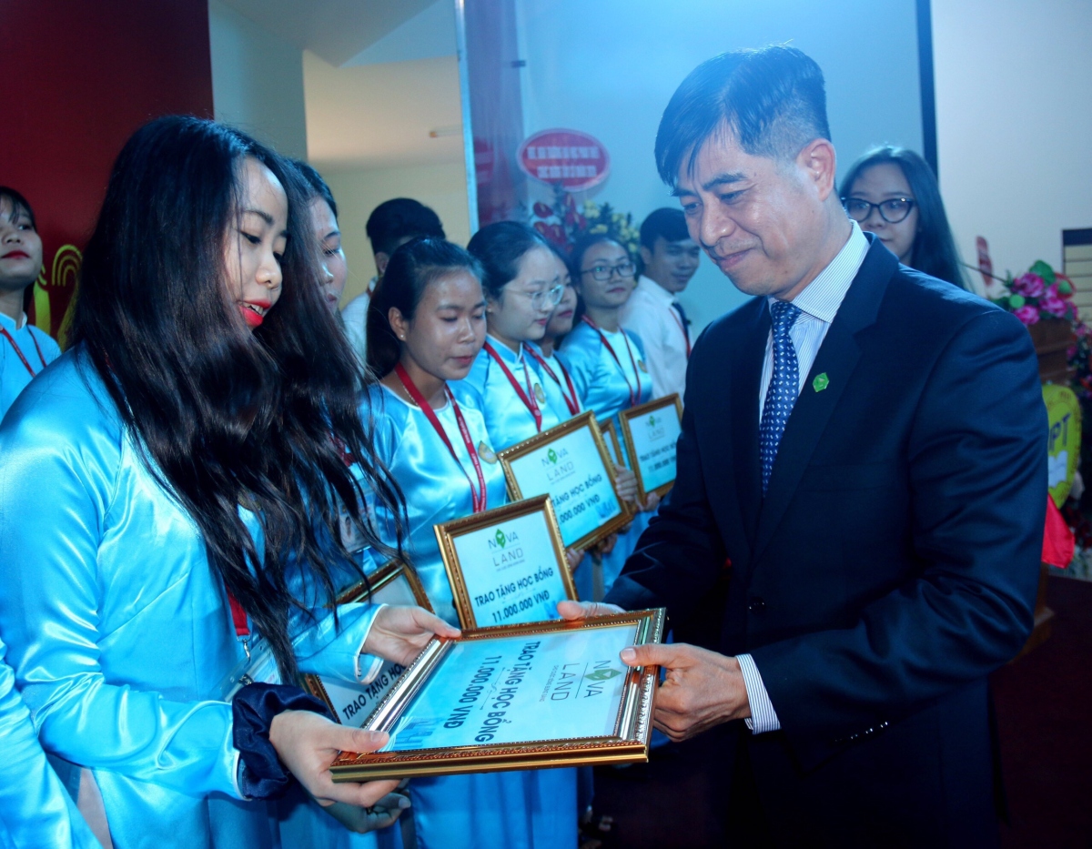 Đại diện Tập đoàn Novaland trao học bổng cho các em sinh viên trường Đại học Phan Thiết.